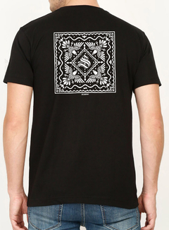 Camiseta masculina streetwear com estampa gótica em estilo pattern. Visual ousado e marcante, perfeito para quem curte atitude e originalidade