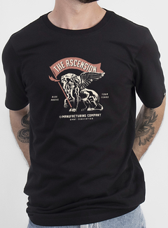 Camiseta masculina preta com estampa "The Ascension", apresentando um leão alado e a frase "Rise Above Your Fears". #streetwear