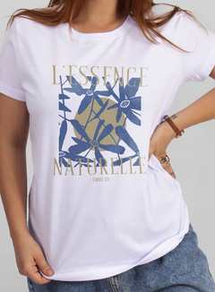 T-shirt feminina branca com estampa floral em azul e letras douradas e escrita L'essence Naturelle ou Essência natural