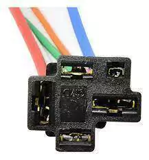 Conector de 5 terminales para relevador, con cables de colores rojo, verde, azul, naranja y blanco.