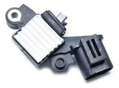 Regulador para alternador Hitachi, modelo 0136203, utilizado en Nissan Maxima, mostrando su diseño y conectores.