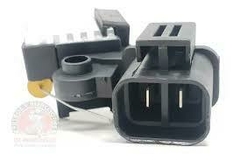 Regulador de alternador Hitachi para Nissan Maxima, modelo 0136203, con conexiones visibles.