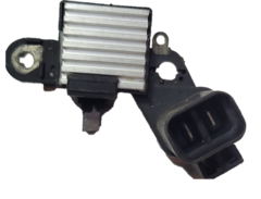 Regulador alternador Hitachi para Nissan Maxima y 300ZX, con terminales de conexión visibles.