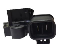 Regulador de alternador Hitachi para Nissan Sentra, modelo 0141970, con conector y base de montaje.