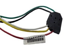 Conector eléctrico para elevadores de cristal de Chevrolet con cinco terminales, mostrando cables de diferentes colores.