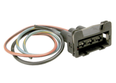 Conector motoventilador para Volkswagen Golf y Jetta A3, con cables de diferentes colores.