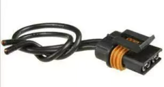 Conector de arnés de dos terminales para motoventilador Chevrolet, con cables negros y un anillo naranja.