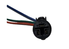 Conector de regulador de alternador con tres terminales y cables de colores.