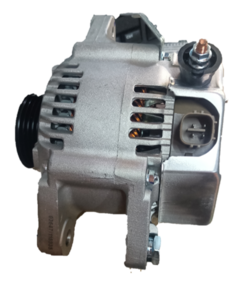 Alternador automotriz Nippondenso de 12V para Toyota Yaris, modelo 0241018, mostrando su diseño y conectores.