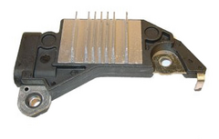 Regulador de voltaje para alternador Chevrolet Cavalier, modelo CS130D, con componentes metálicos y de plástico.