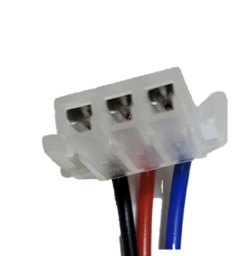 Conector de 3 terminales para motocicleta, con cables en colores negro, rojo y azul.