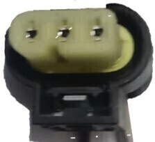 Conector de tres terminales para sensor de cigüeñal, con diseño compacto y terminales visibles.