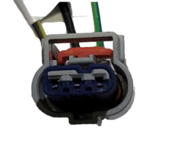 Conector de 3 terminales para árbol de levas Chevrolet, modelo 2009-2013, vista frontal.