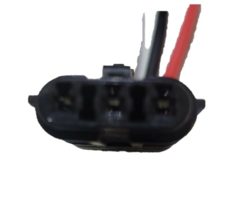 Conector de tres terminales para sensor de oxígeno y sensor de cigüeñal, con cables rojo y negro visibles.