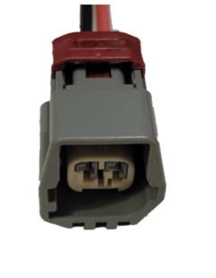 Conector de dos terminales para sensor de detonación de Ford, con diseño en color gris y rojo.