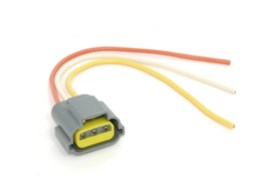 Conector de 3 terminales para sensor TPS, con cables en colores naranja, amarillo y blanco.