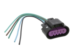 Conector sensor MAF para Chevrolet Silverado con cinco terminales y arnes de colores.