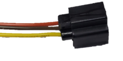 Conector de tres terminales para sensor de temperatura, con cables de colores naranja, amarillo y marrón.