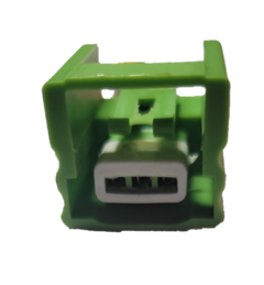 Conector de tres terminales para sensor de cigüeñal, color verde, utilizado en vehículos como Urvan, NP300 y Maxima.