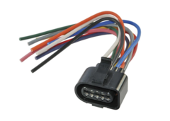 Conector de 10 terminales para relevador, con múltiples cables de colores, utilizado en el arnés del Jetta A3.