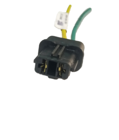 Conector de 2 terminales para vehículos Nissan Versa y Tiida, en color negro con cables verde y amarillo.