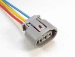 Conector de 3 terminales para regulador de alternador de Toyota, con cables en colores rojo, amarillo, azul y gris.