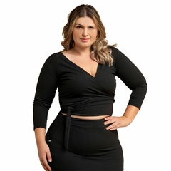 Blusa Transpassada Multiuso + Saia Lápis Fenda Lateral Plus Preta - The UNI