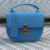 Imagem do Bolsa Couro Azul Céu De Mão Estruturada Alça Correntes Vivi Hendy Bag