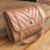 Bolsa Couro Caramelo Tiracolo Hendy Bag Thais Alça Corrente - Hendy Bag | Bolsas de Qualidade e Estilo para Elevar seu Look
