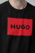 Sueter Negro Hugo cuadro rojo en internet