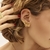 BRINCO EAR CUFF DE FOLHA E CRISTAIS BANHADO A OURO - comprar online