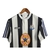 A camisa retrô do Newcastle de 1997/1999, da Adidas, em mangas longas, traz listras pretas e detalhes em azul, relembrando uma era icônica para o clube.