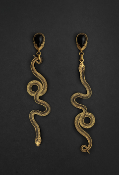 Asymetrical vipers earrings on internet