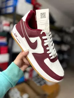 NIKE PREMIUM BORDO Y BLANCO