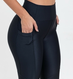 Legging com bolso - Preta - comprar online