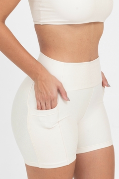 Short com bolso - Off White - comprar online