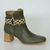 BOTA AJUSTE FINO BICO REDONDO VERDE MILITAR COM DETALHE. REF. 27339