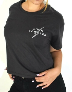 REMERA CROP LOOK