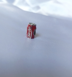Berloque Aço Latinha de Coca-Cola Resinada