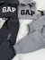 Conjunto de roupas da marca GAP, incluindo moletons e calças em tons de cinza e preto.