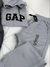 Conjunto de moletom cinza da marca GAP, com capuz e calça, exibindo o logotipo em destaque.