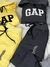 Conjunto de roupas da marca GAP, incluindo uma blusa com capuz amarelo e calças cinzas.