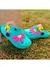 Chinelo infantil verde agua com estampa de flor rosa e detalhe de abelha.