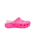 Um par de crocs rosa vibrante alça transparente com gliter .