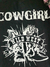 Camiseta preta com estampa de "Cowgirl" e "Wild West", apresentando botas de cowboy e desenhos decorativos.