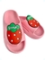 Chinelo rosa com detalhe de morango e logo "Fruit".