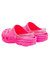 Um par de crocs rosa vibrante alça transparente com gliter .