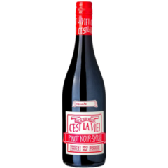 Garrafa de vinho tinto Albert Bichot Pays D'oc C'est La Vie, destacando a variedade Pinot Noir/Syrah.