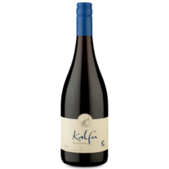 Garrafa de vinho Kalfu Sumpai Pinot Noir 750ml com rótulo claro e tampa azul.