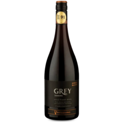 Garrafa de vinho Ventisquero Grey Pinot Noir 750ml, com rótulo predominantemente preto e detalhes em dourado.